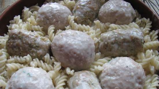 Sformato di pasta con polpette di carne e crocchette