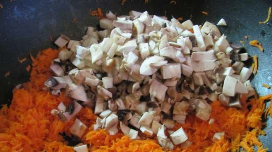 Snack spinach roll with carrots and mushrooms