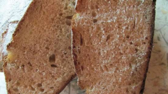 Wheat-rye bread with baked garlic and balsamic cream