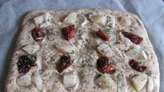 Focaccia con farina integrale, patate e pomodori secchi