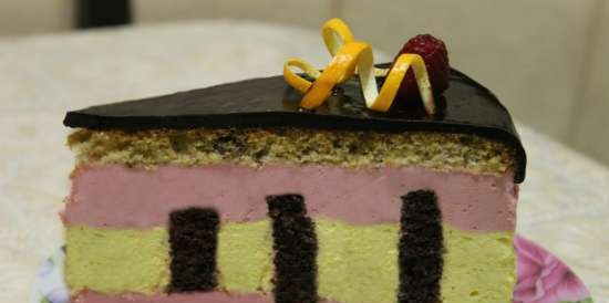 Chocolate citrus cake na may strawberry mousse