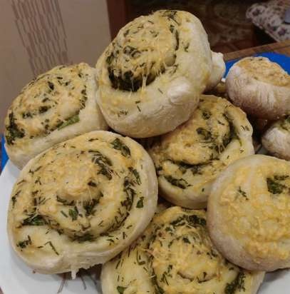 Garlic rolls with cheese, from flatbread dough