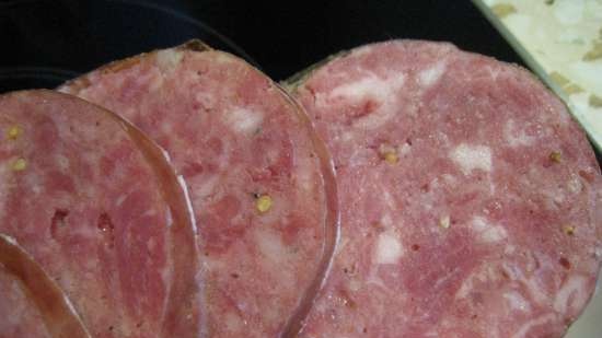 Salsiccia su un panino di maiale e manzo