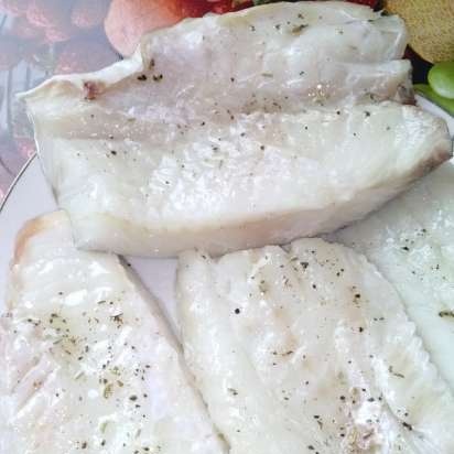 Filete de bacalao en pan rallado con alcaparras para un almuerzo familiar