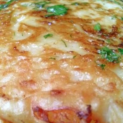 Khachapuri รวดเร็วในลักษณะที่แตกต่างกันใน VVK ย่างแบบสัมผัส