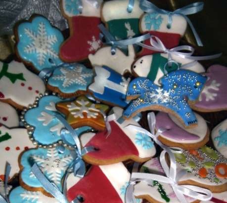 We decorate gingerbread cookies, cookies