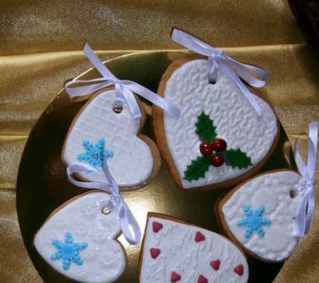 We decorate gingerbread cookies, cookies