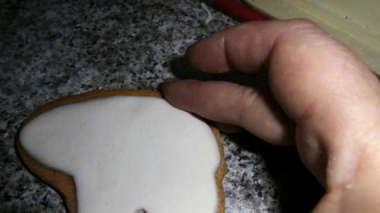 Decorating gingerbread and cookies with mastic (imitation of icing)