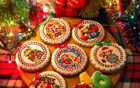 We decorate gingerbread cookies, cookies