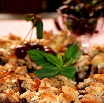 Pastel de cereza con cobertura de almendras