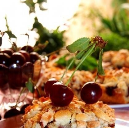 Torta di ciliegie con copertura di mandorle