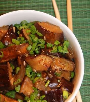 Ang Sriracha Garlic Wings na may Sichuan Eggplant