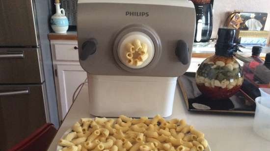 Homemade pasta na may sarsa ng Sisilia (Tortilla Chef, Philips pasta machine HR2355 / 09)