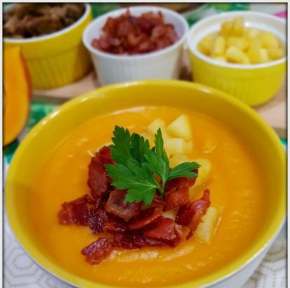 Gresskar suppe med bacon og eple