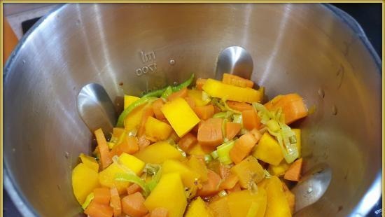 Pumpkin and carrot puree soup with ginger and cheese croutons