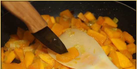 Sopa de curri de carbassa fregida