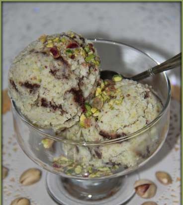 Dessert-ice cream with pistachios and chocolate-rum interlayer (Brand 3812 ice cream maker)