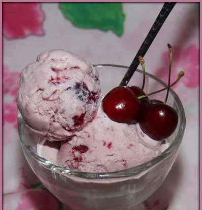 Cherry ice cream na may Mascarpone (Brand 3812 ice cream maker)