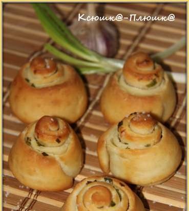 Curls with garlic and green onions