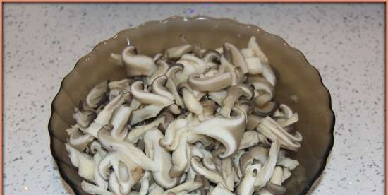 Trio di funghi Julienne sotto un coperchio a sbuffo