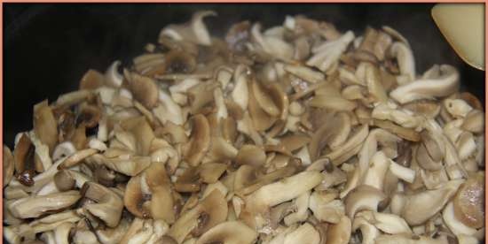 Trio di funghi Julienne sotto un coperchio a sbuffo