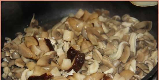 Trio di funghi Julienne sotto un coperchio a sbuffo