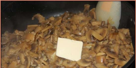 Trio di funghi Julienne sotto un coperchio a sbuffo