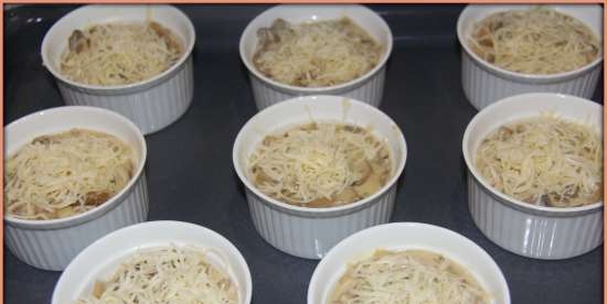 Trio di funghi Julienne sotto un coperchio a sbuffo