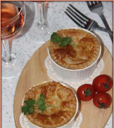 Trio di funghi Julienne sotto un coperchio a sbuffo