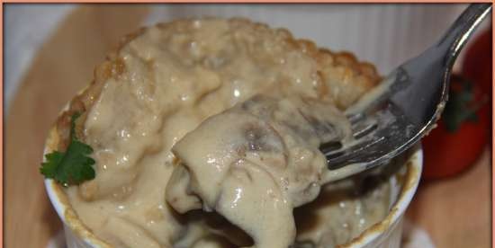 Trio di funghi Julienne sotto un coperchio a sbuffo