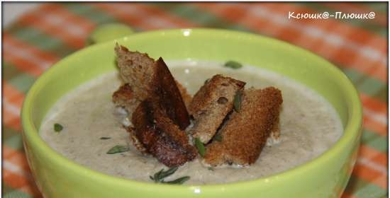 Zuppa di purea di champignon e sedano con crostini aromatici di segale