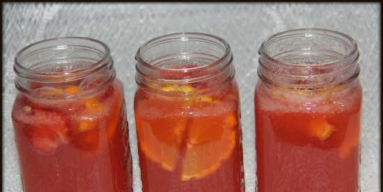 Limonata alla fragola in vaso con arancia