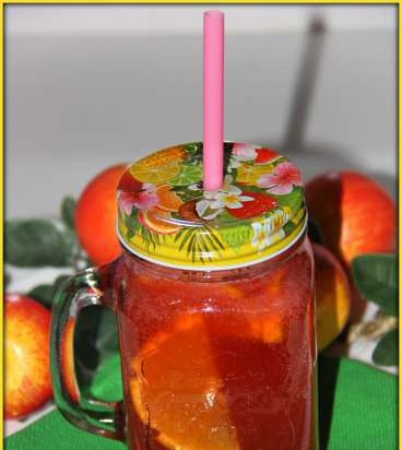 Limonata alla fragola in vaso con arancia