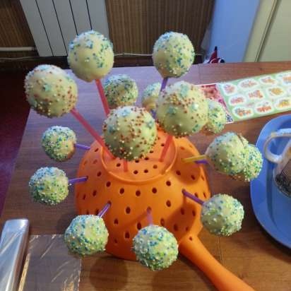 Mga Cake Pops at Cake ball