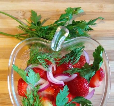 Tomaten- en aardbeiensalade