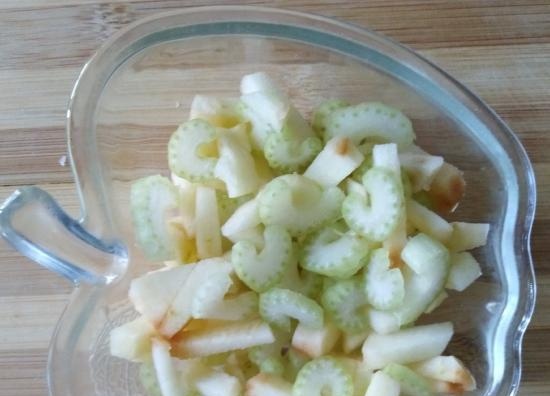 Celery and apple salad For those who want to fall in love with celery