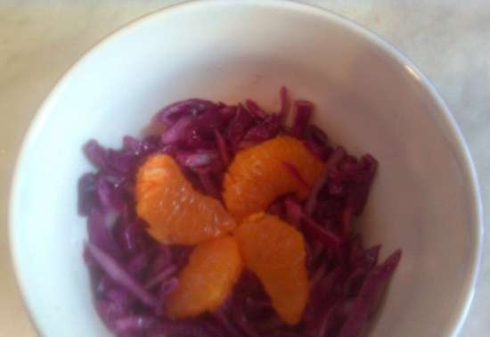 Red salad ng repolyo na may mga tangerine