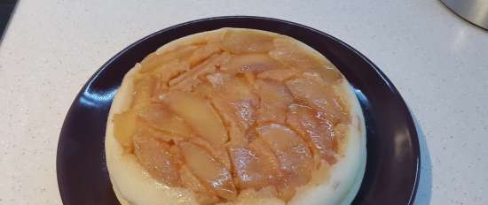 Cottage cheese casserole in apple caramel in the microwave