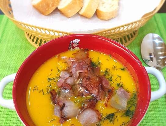 Zuppa di zucca con pistacchi e pancetta