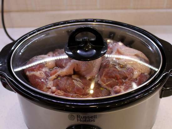 Honingeend in wijn in een slowcooker