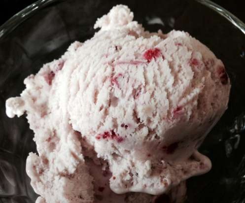 Gelato cremoso con fragole al forno