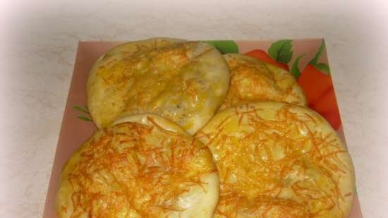 Mengrelian khachapuri กับชีสและ khachapuri Kubdari พร้อมเนื้อ