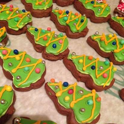 We decorate gingerbread cookies, cookies