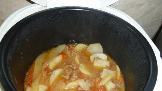 Goulash na may patatas at peras