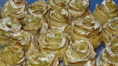 Apple cake Mga puting rosas