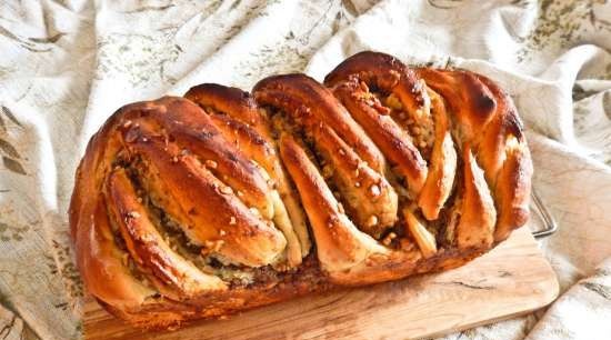 Kranz with boiled condensed milk and walnuts (cold dough)