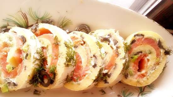 Rotolo di pan di spagna con uovo e cipolla