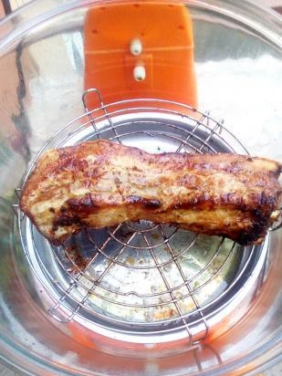 Ang baboy na brisket ay inihurnong sa airfryer