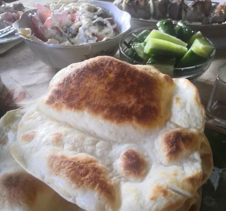 Mga flatbread para sa pangunahing pinggan tulad ng curry, kebab, kebab, kofta (mga cutlet na Arabe na may pampalasa)