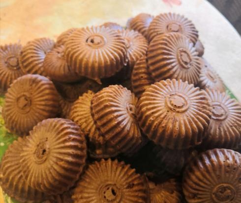 Muffin de galleta de chocolate con nueces sobre kéfir